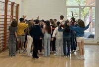 309 alumnes de Roses treballen aquest curs les emocions i la igualtat de gènere a partir de la psicodansa 