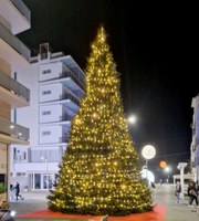 El gran avet natural instal·lat a la rambla Riera Ginjolers, ja està il·luminat