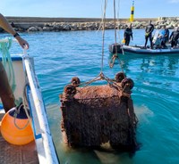 La neteja del fons marí al segon moll recull 1.000 kg de brossa