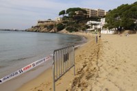 L'accés al bany a la platja de l'Almadrava continuarà tancat fins al reflotament del pesquer