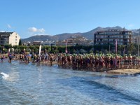 Roses celebrà ahir la gran festa de la natació amb 342 participants a les travessies de Festa Major