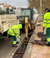 Neteja d'embornals i rieres per prevenir afectacions en cas de fortes pluges